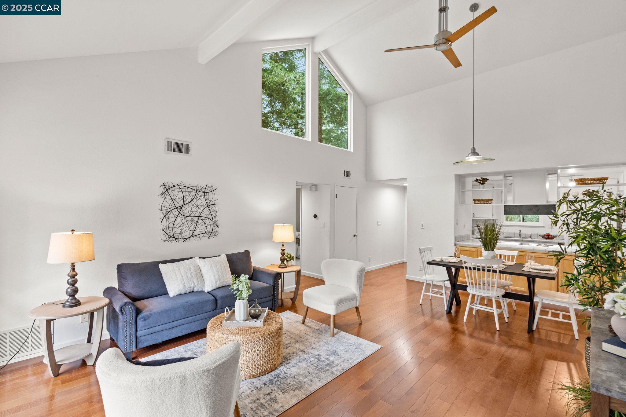 879 Camelback Pl