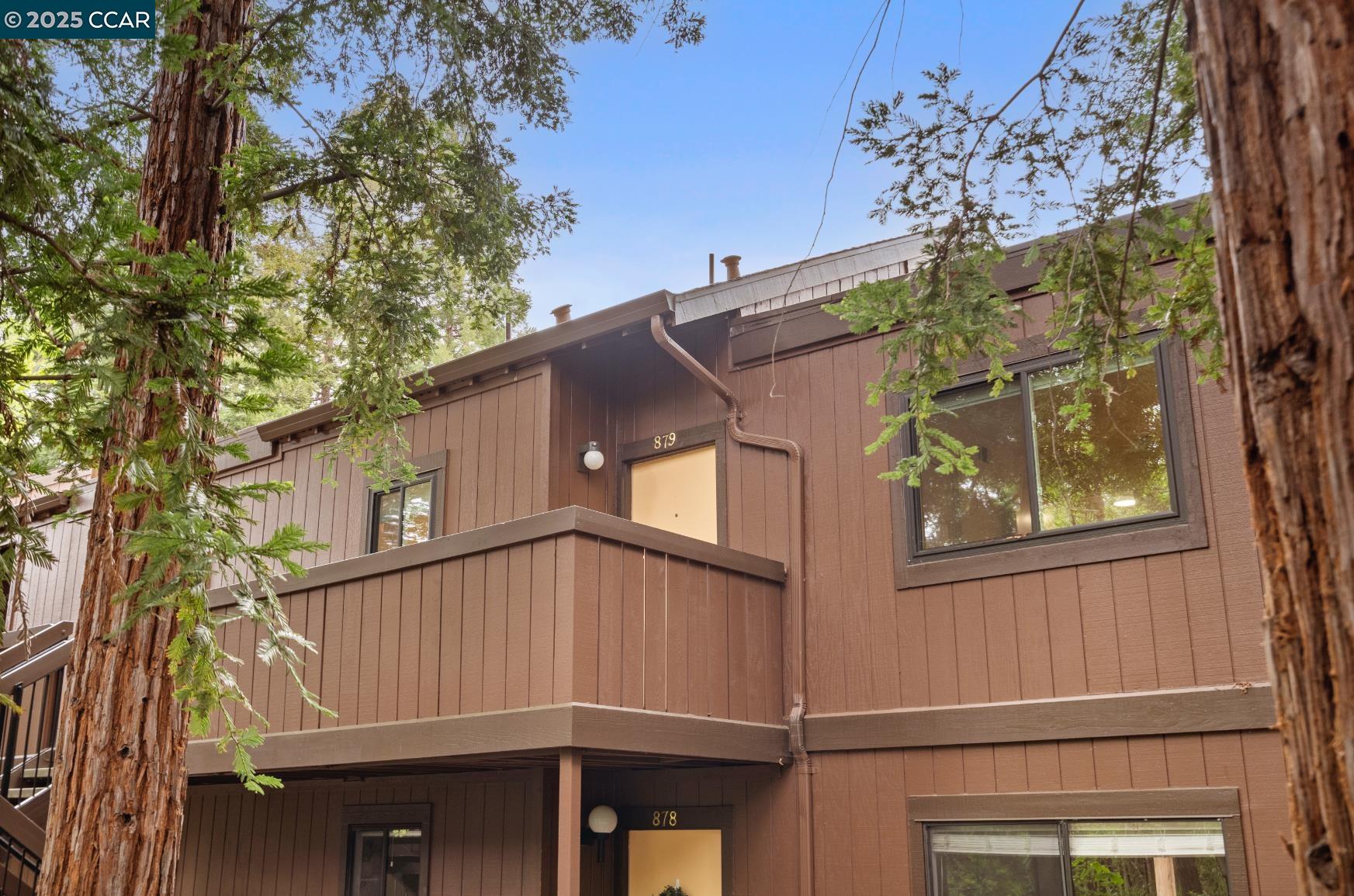 879 Camelback Pl