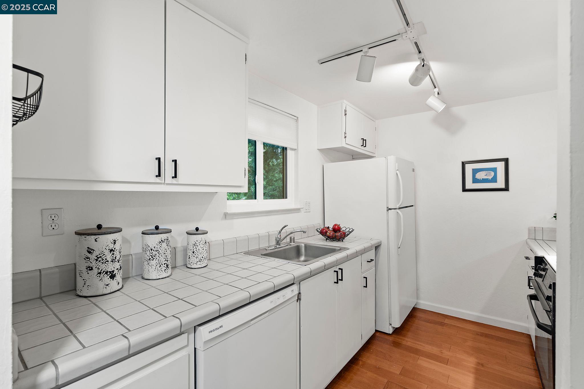 879 Camelback Pl