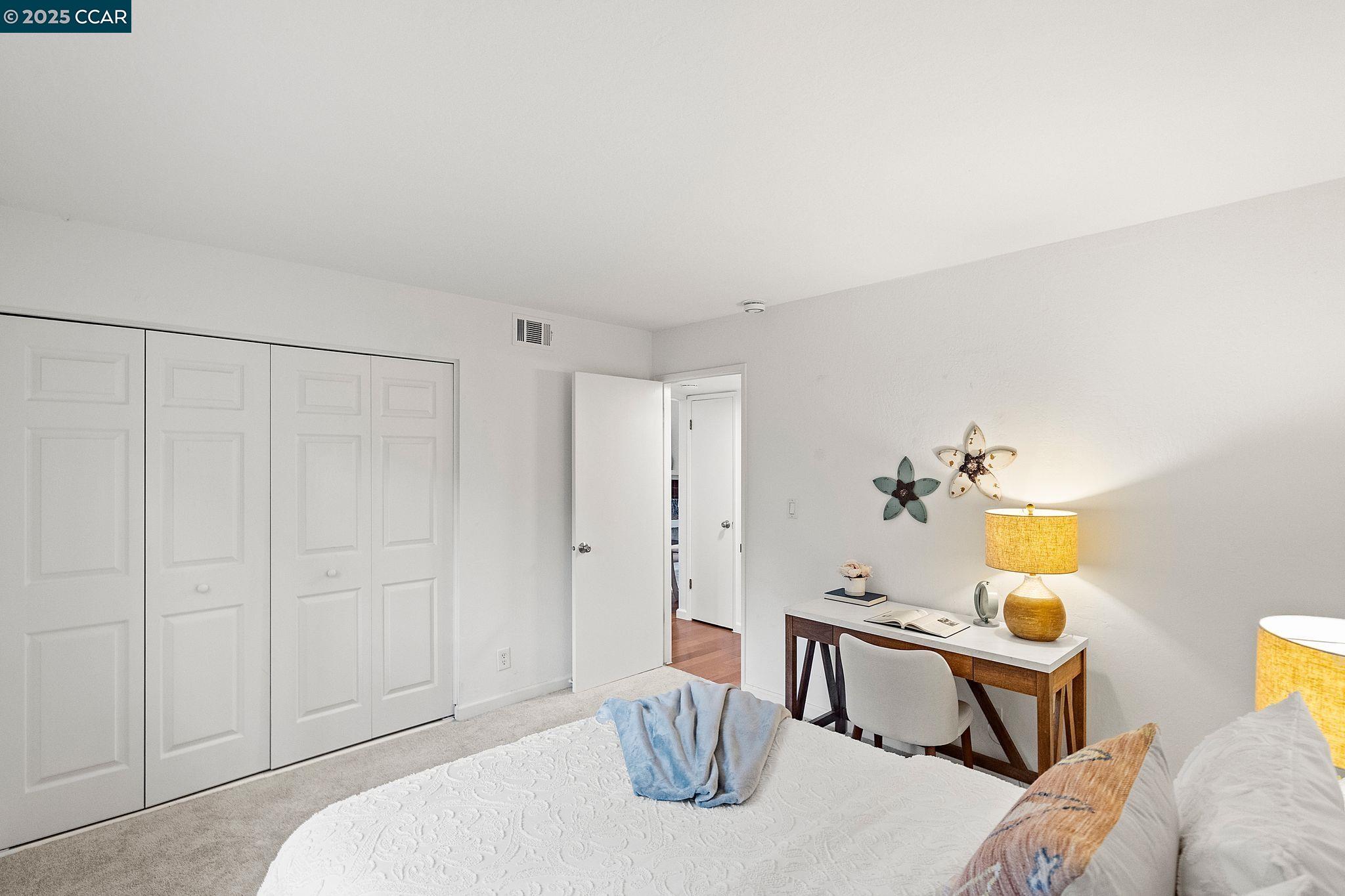 879 Camelback Pl