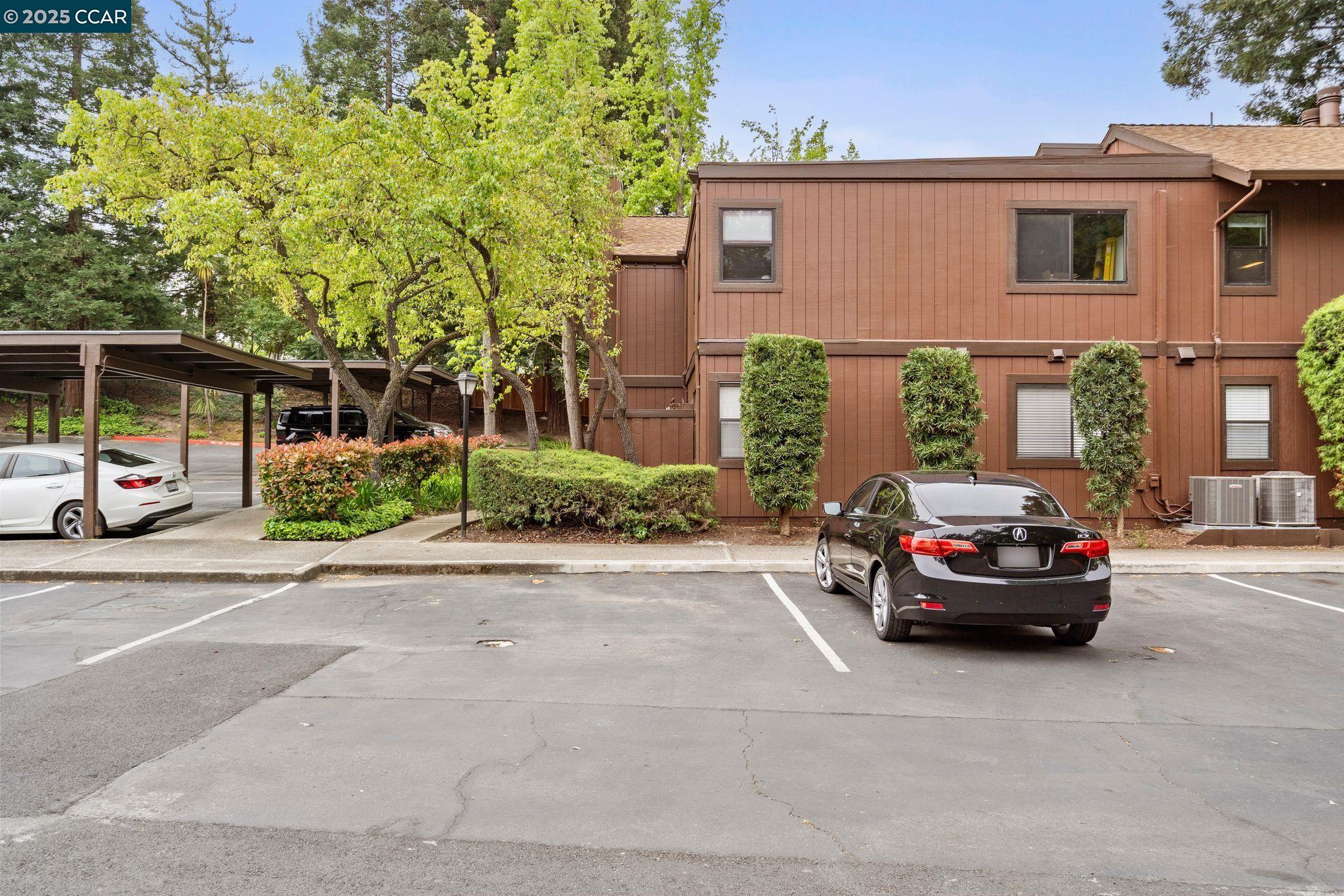 879 Camelback Pl