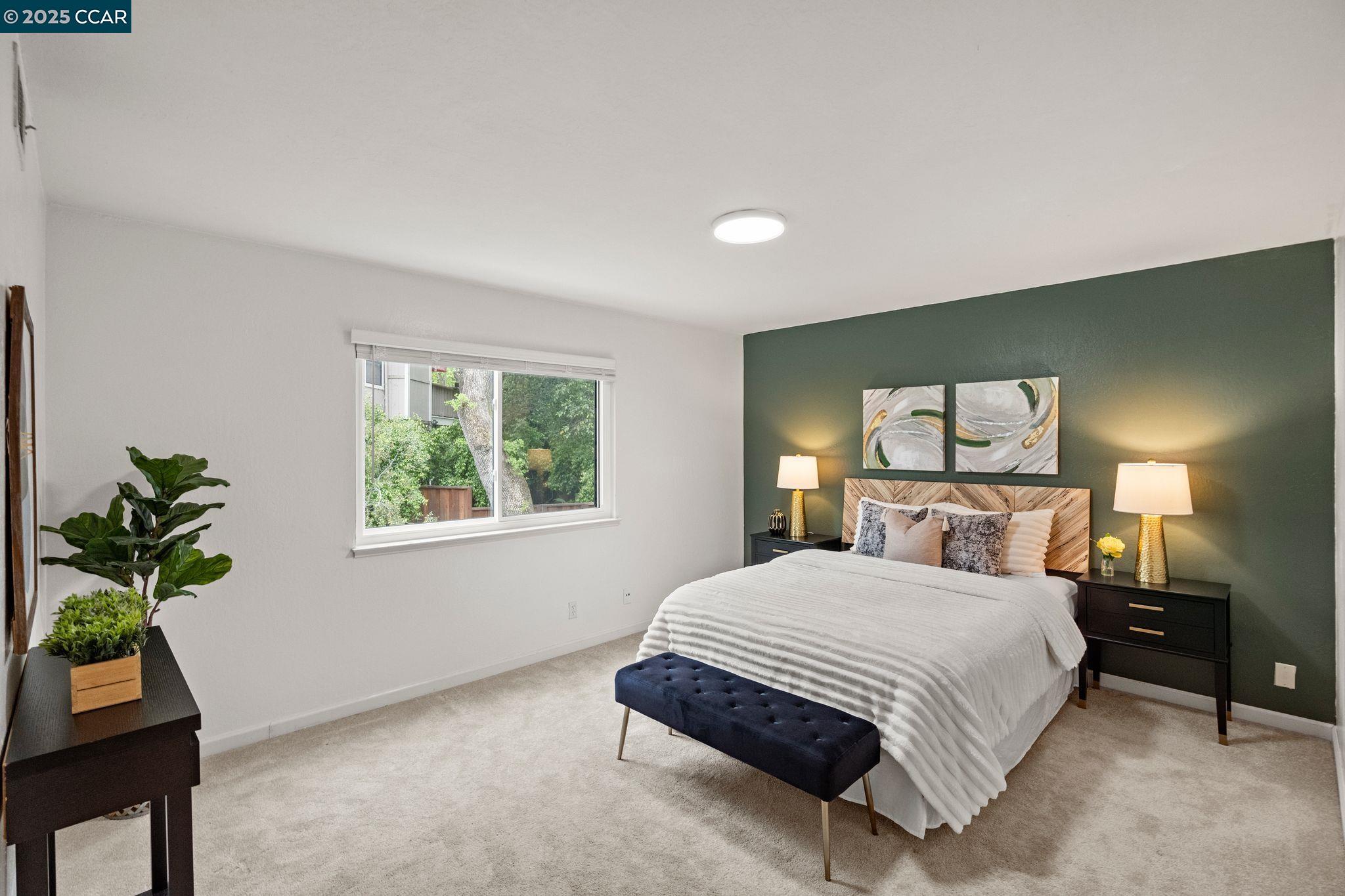 879 Camelback Pl