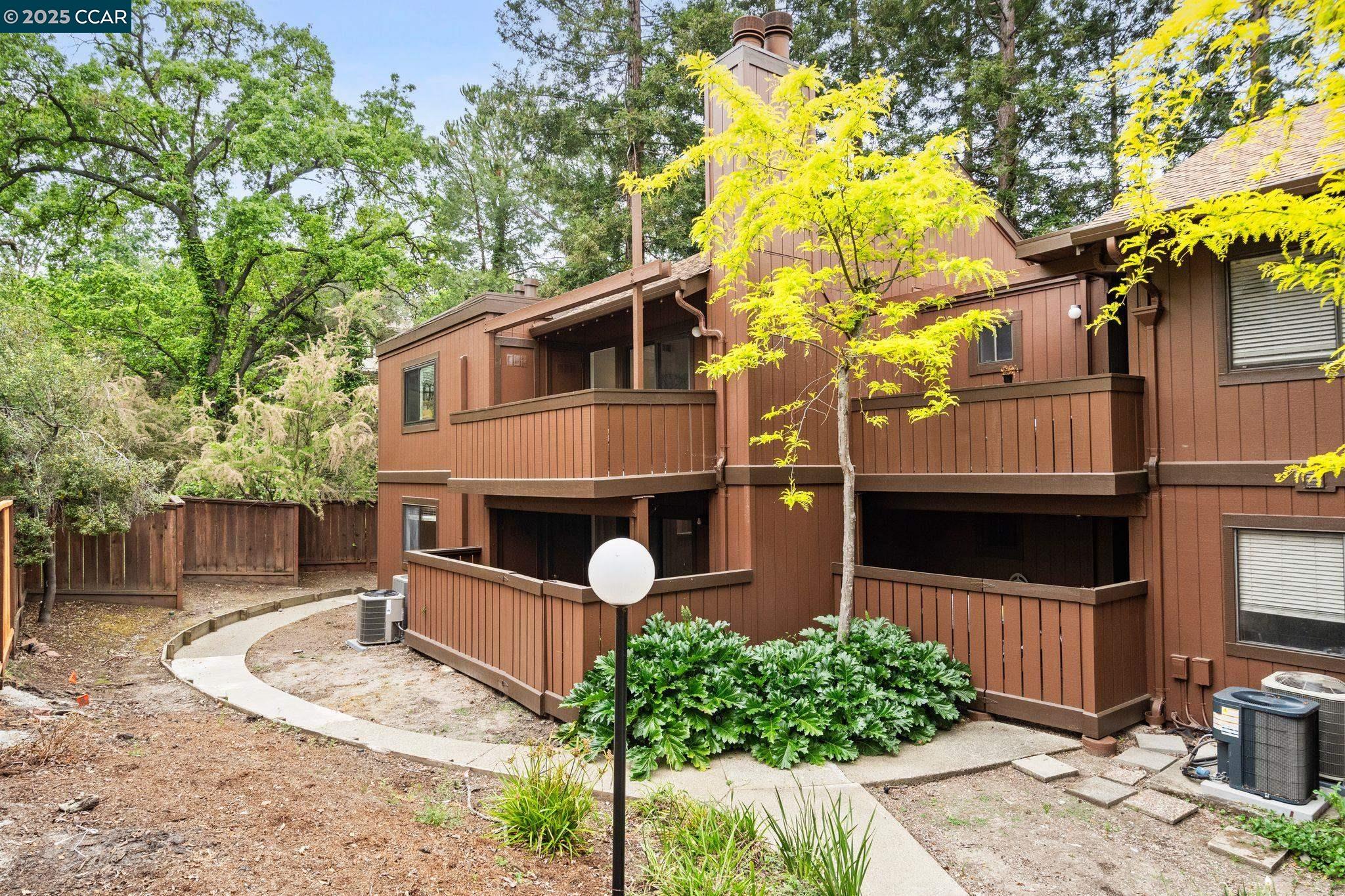 879 Camelback Pl