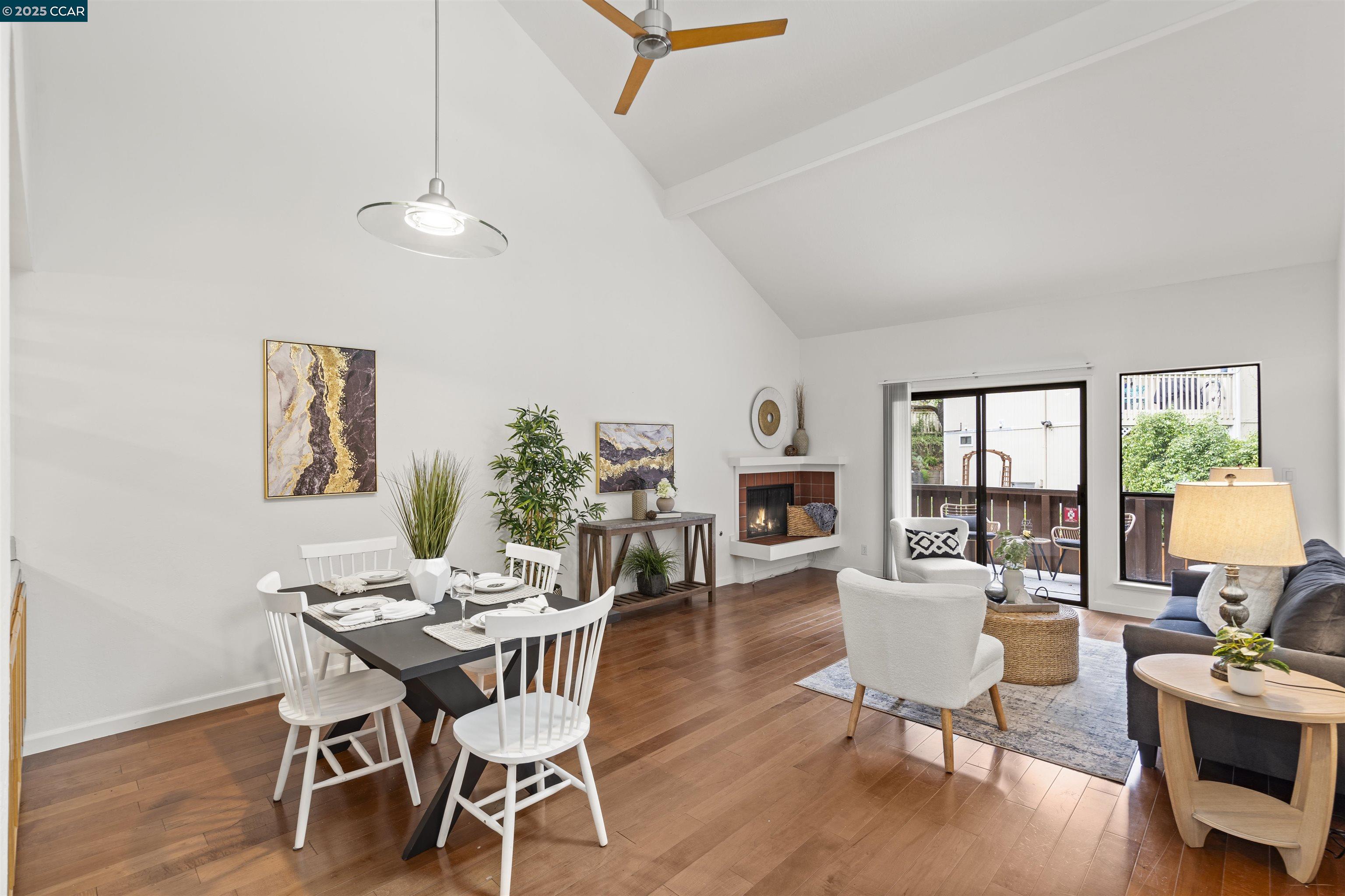 879 Camelback Pl