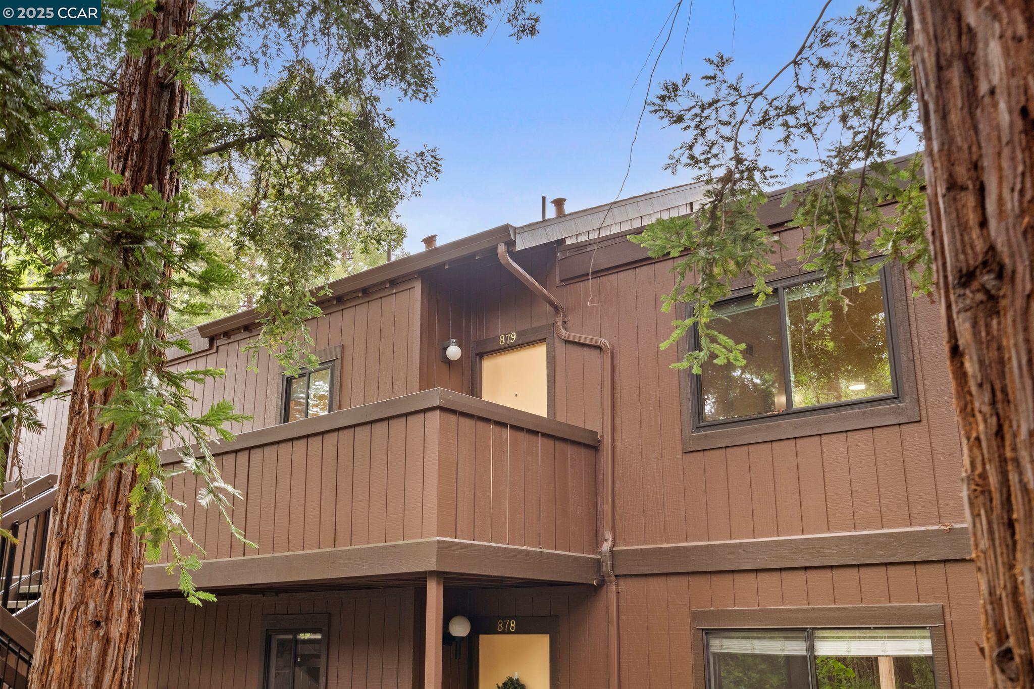 879 Camelback Pl