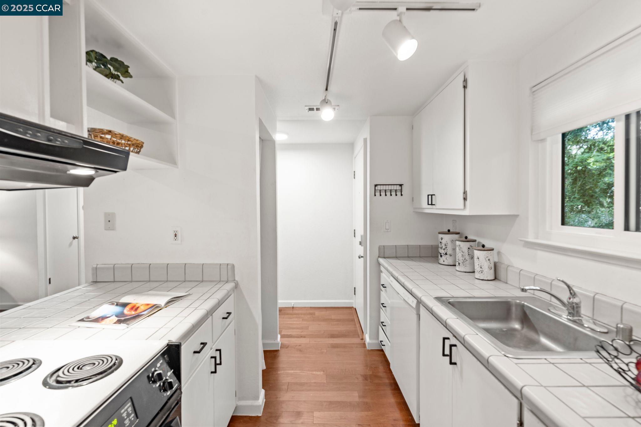 879 Camelback Pl