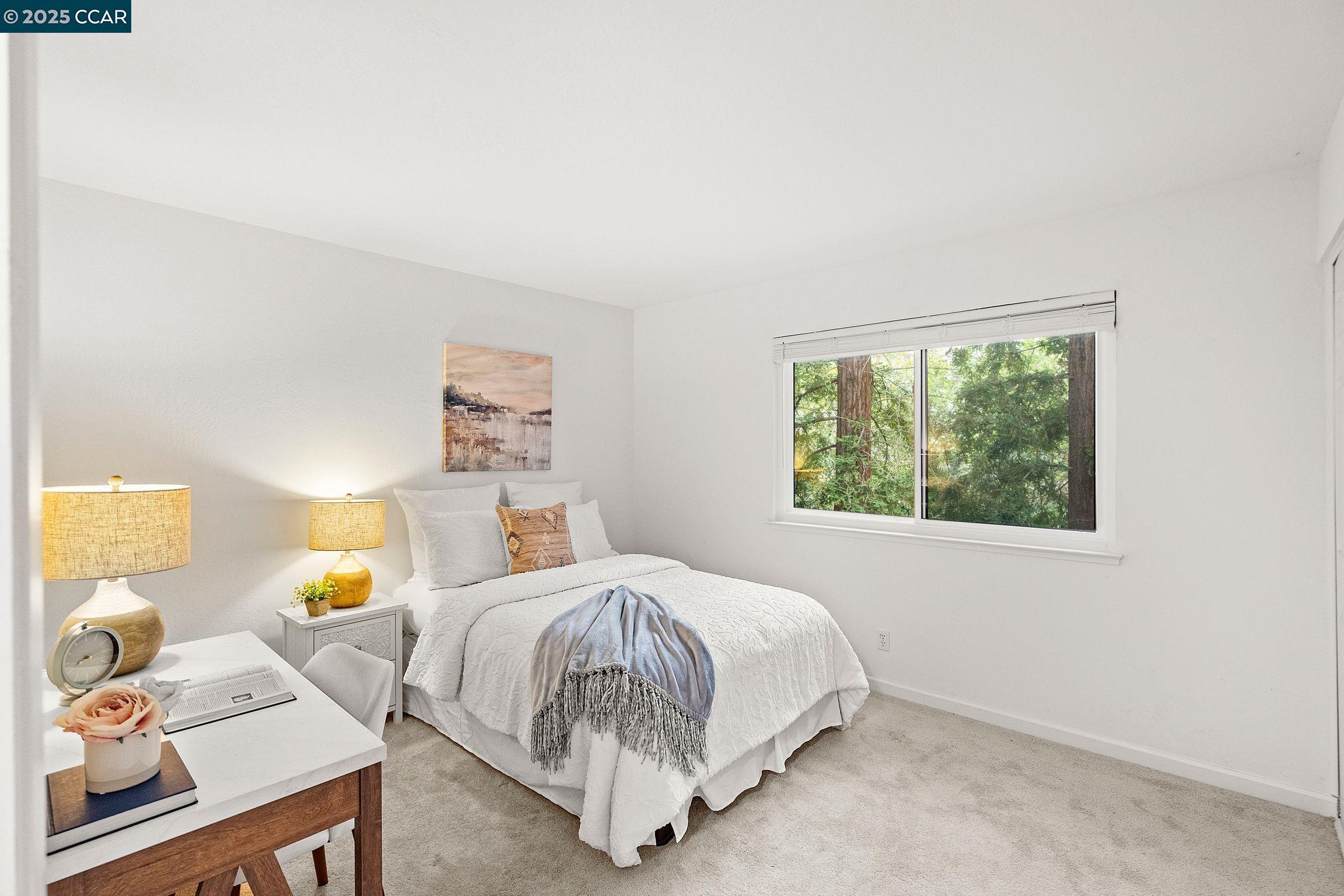 879 Camelback Pl