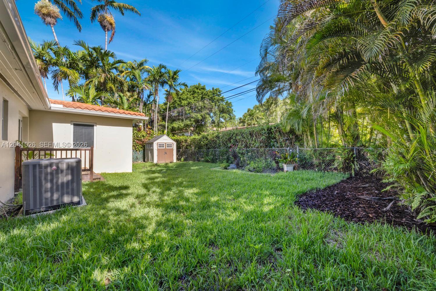 829 Medina Ave