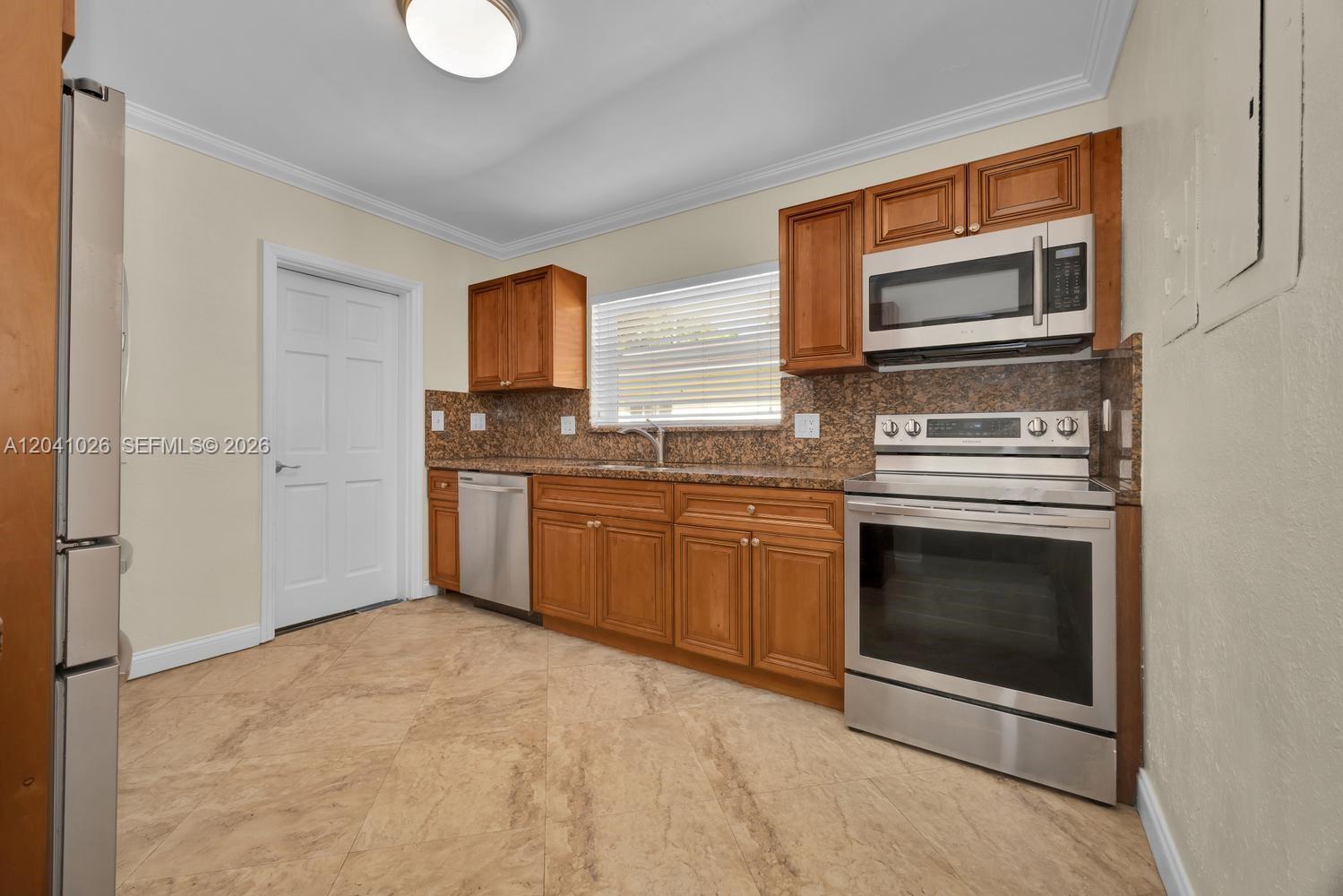 829 Medina Ave