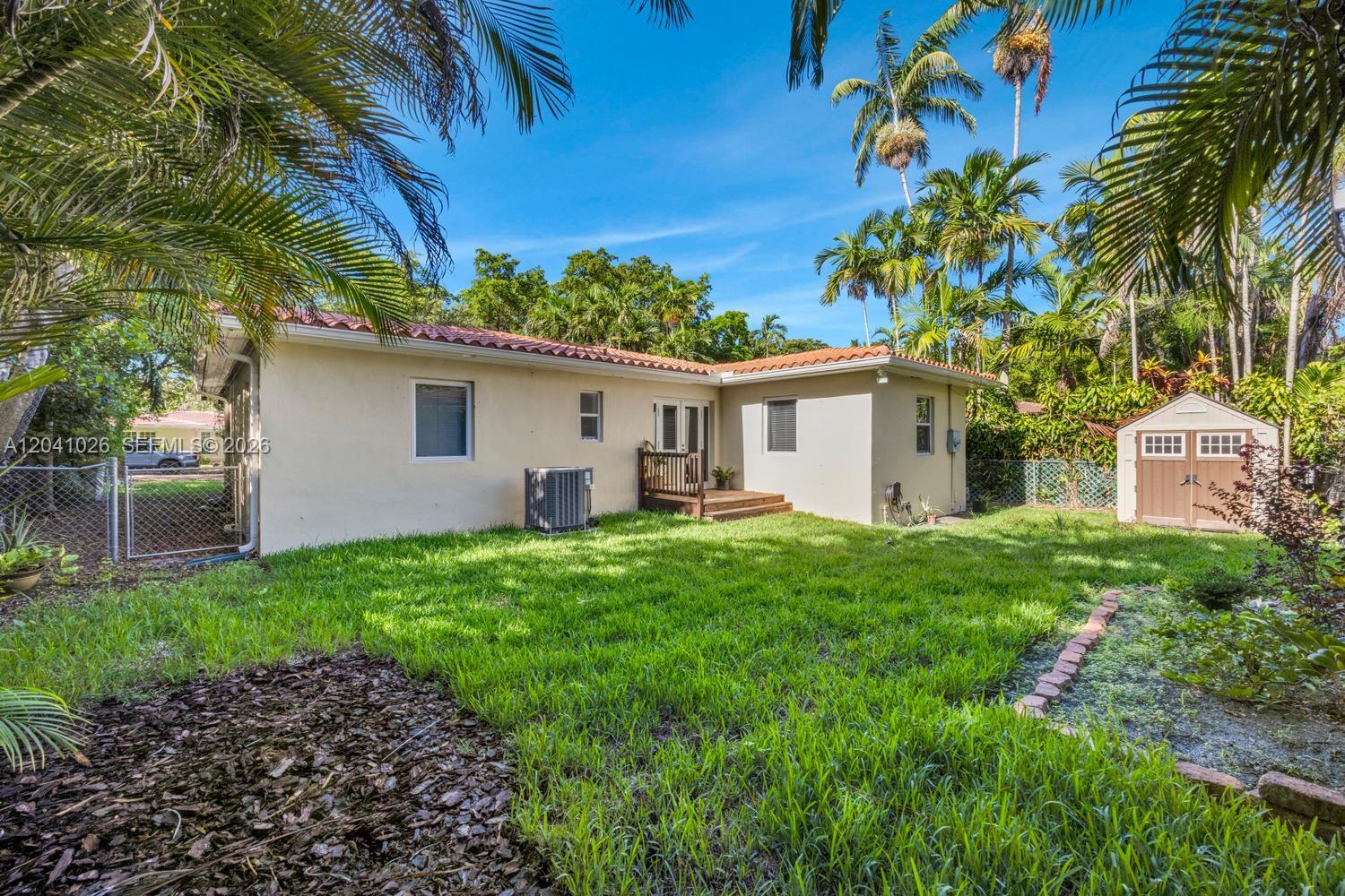 829 Medina Ave