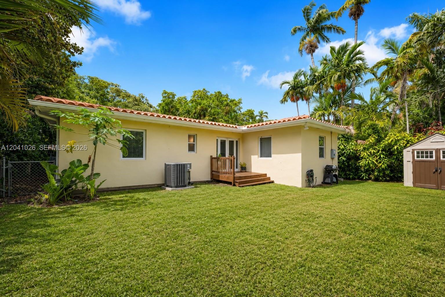 829 Medina Ave