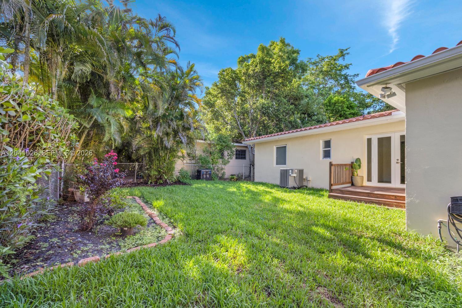 829 Medina Ave