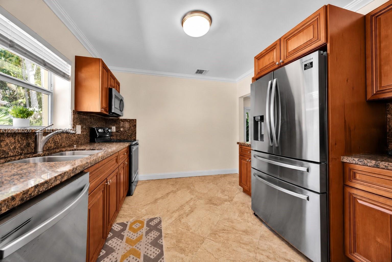 829 Medina Ave