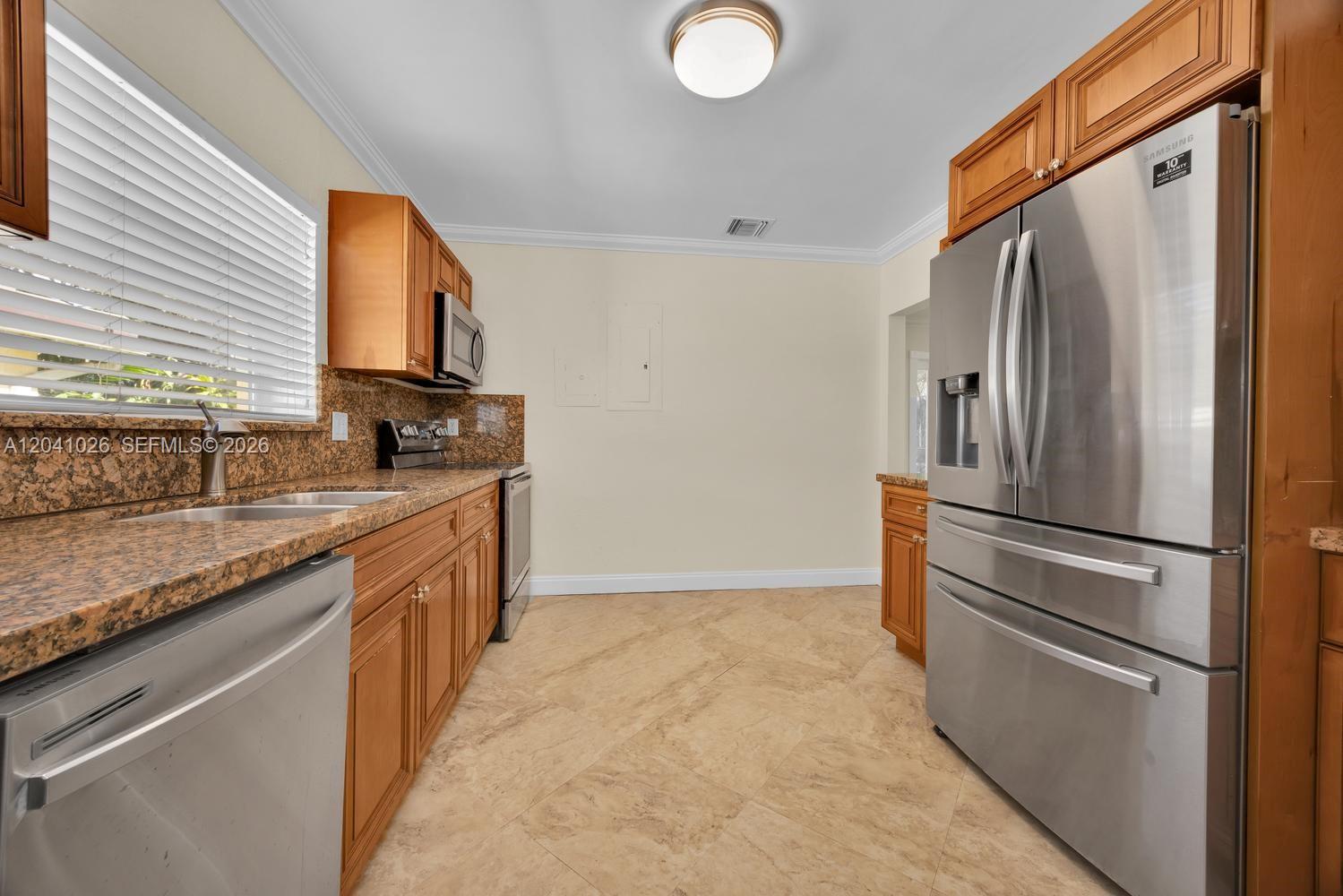 829 Medina Ave