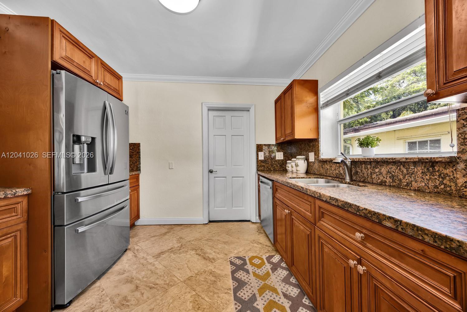 829 Medina Ave