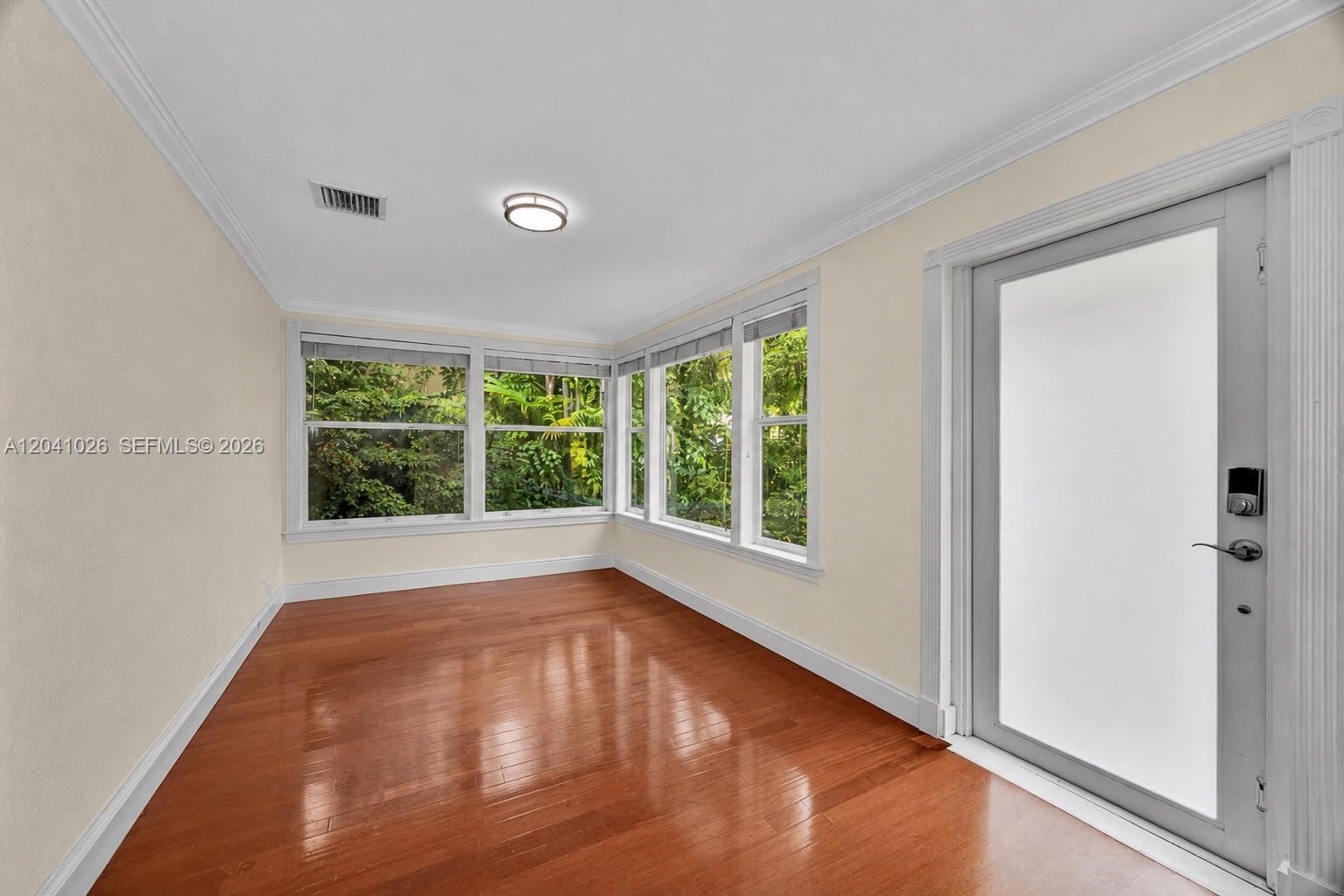 829 Medina Ave