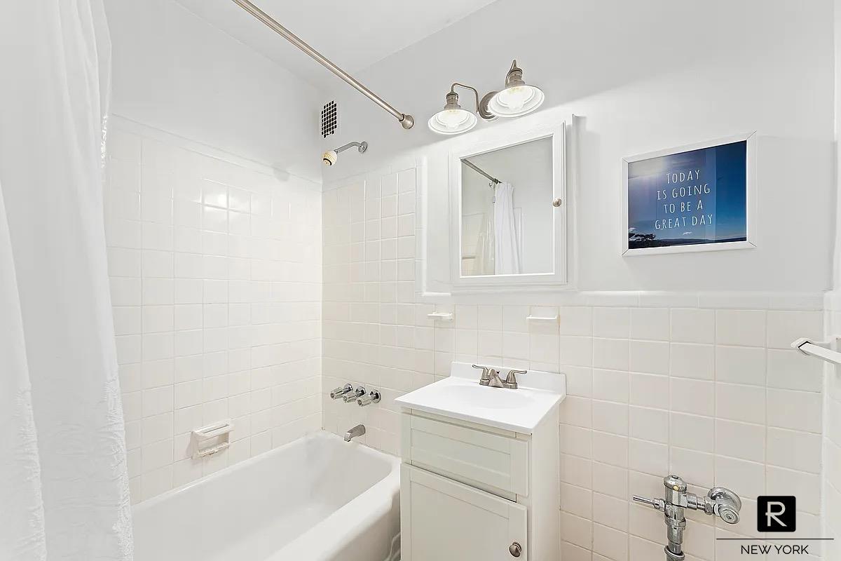 229 E 28th Street 4C
