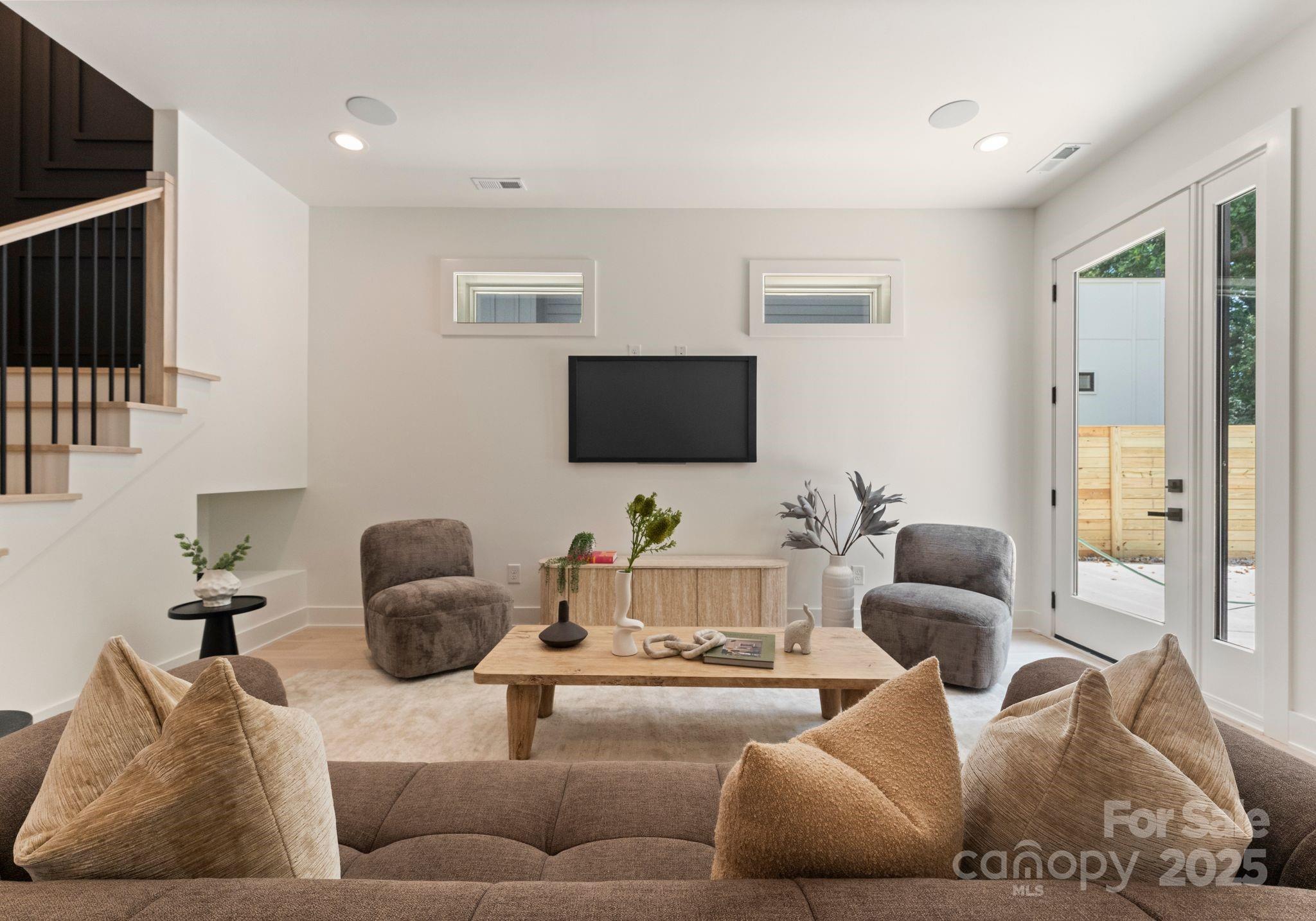 1727 Seifert Circle