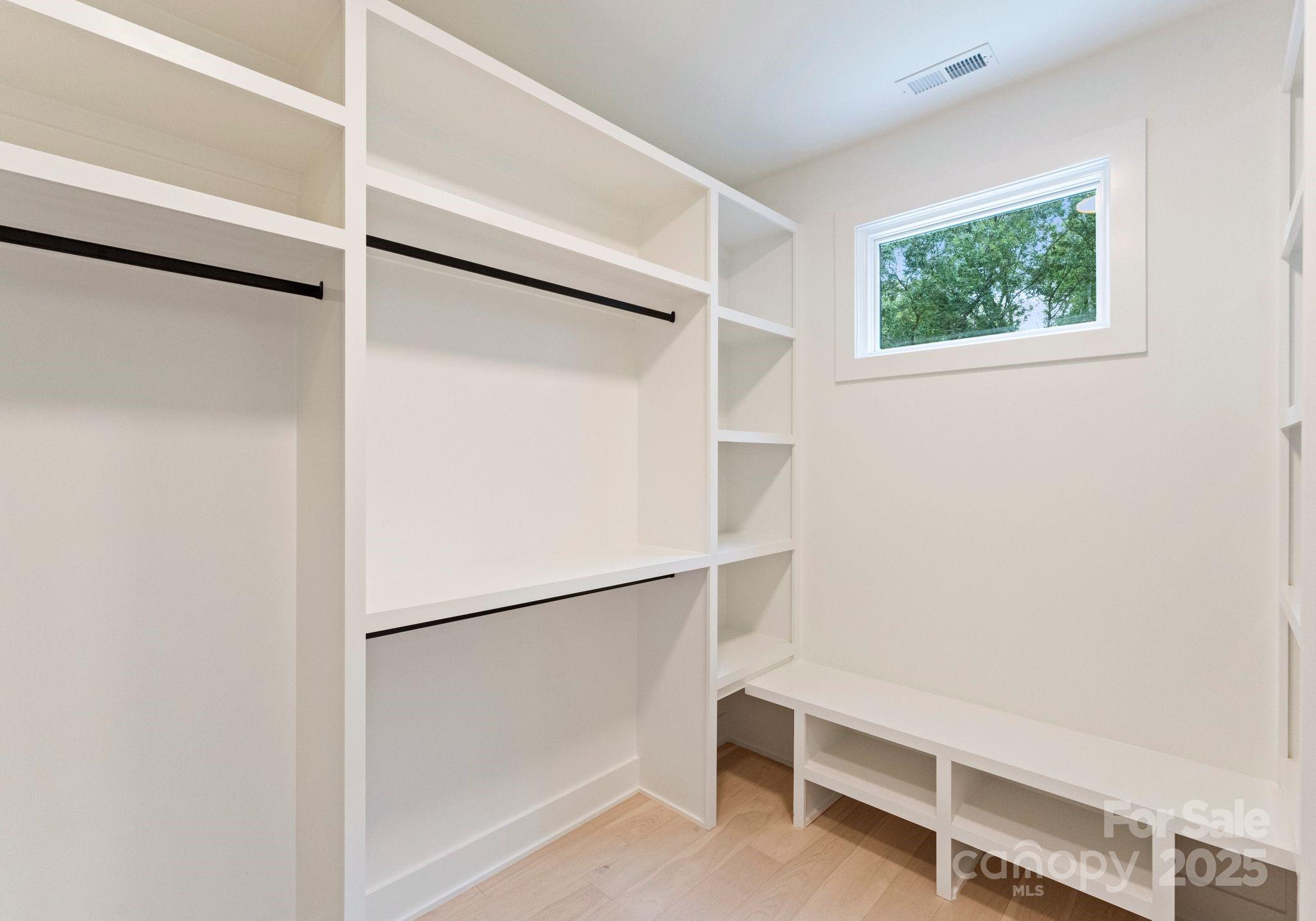 1727 Seifert Circle