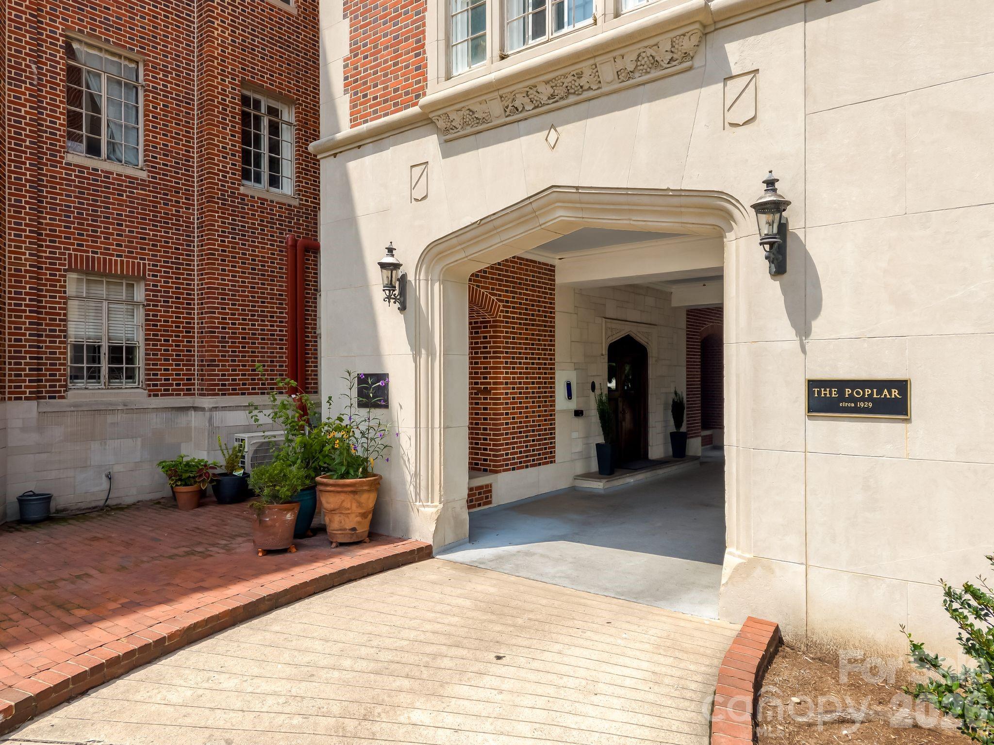 301 W 10th Street Unit: 407