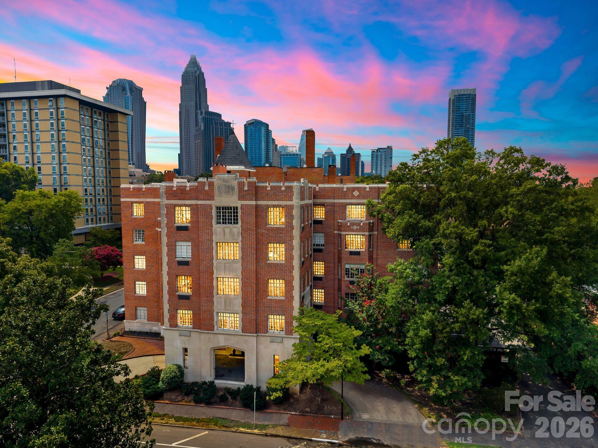 301 W 10th Street Unit: 407