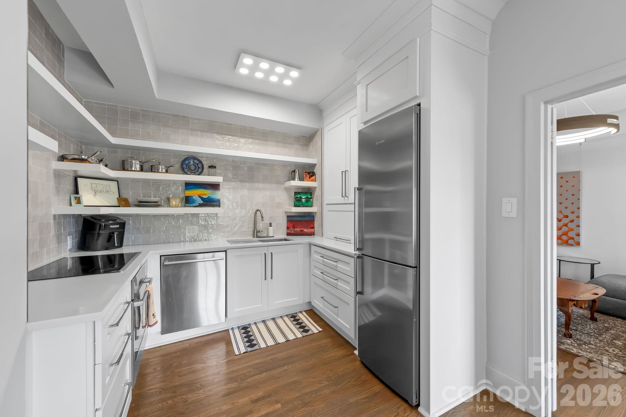 301 W 10th Street Unit: 407