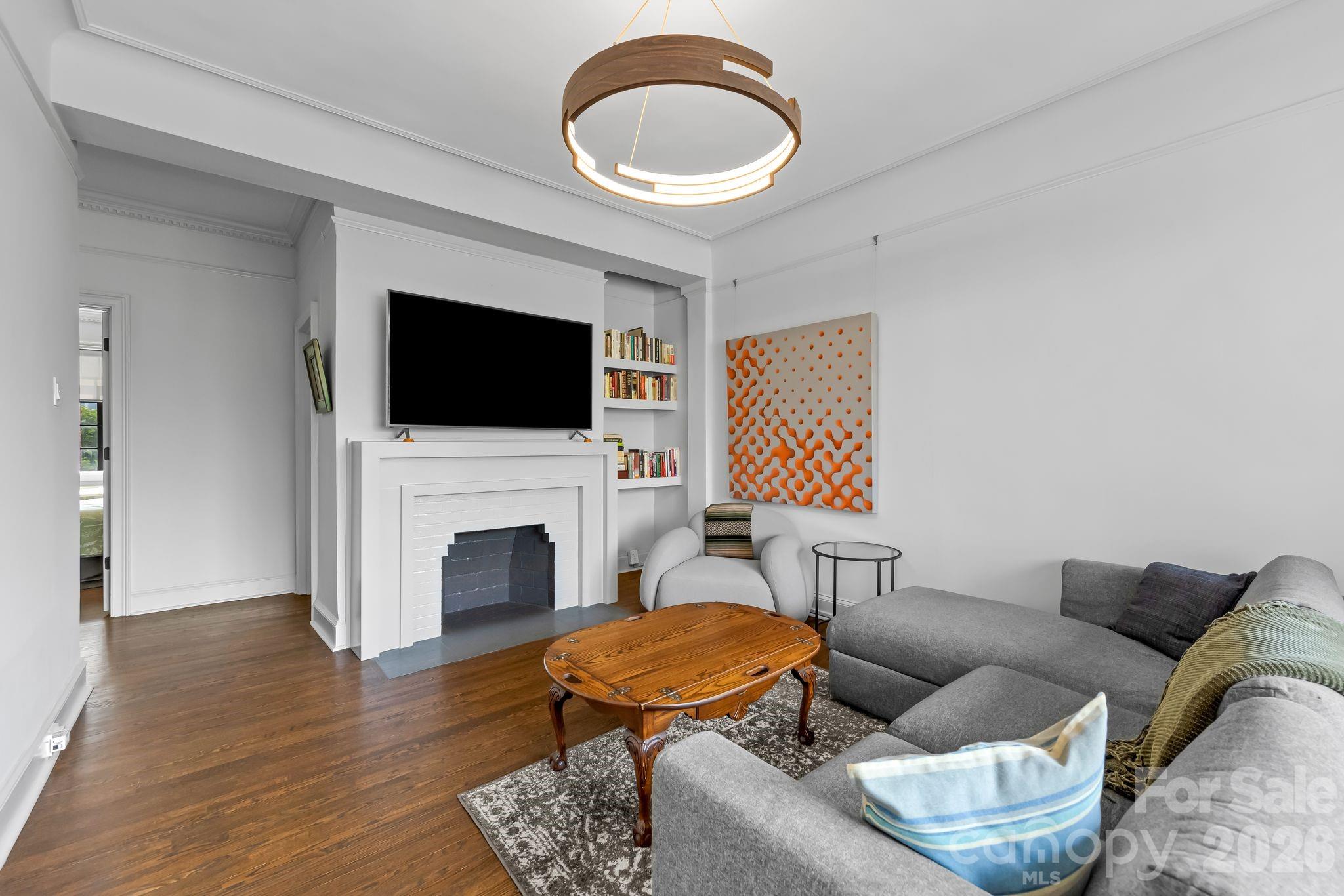 301 W 10th Street Unit: 407