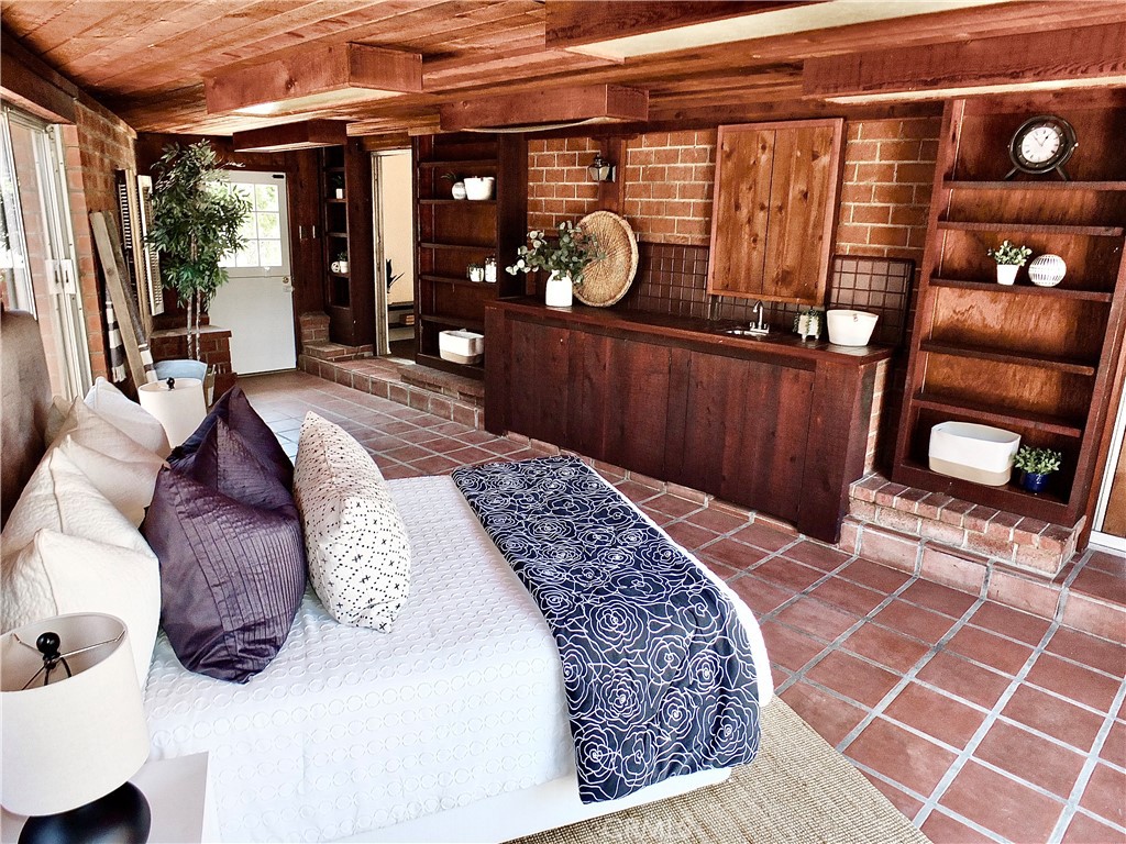 600 W Terrylynn Place