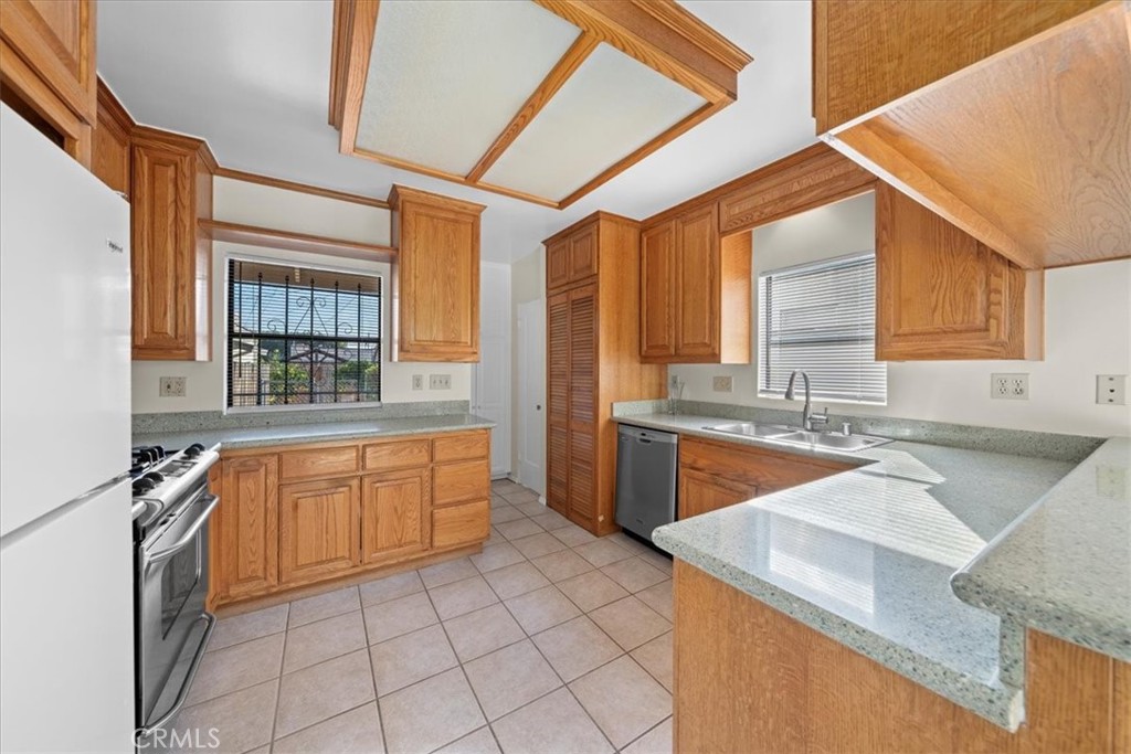 3736 Cerritos Avenue