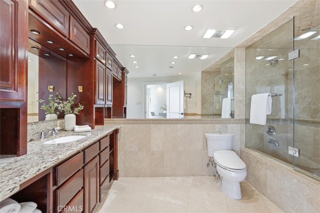 700 E Ocean Boulevard 2002