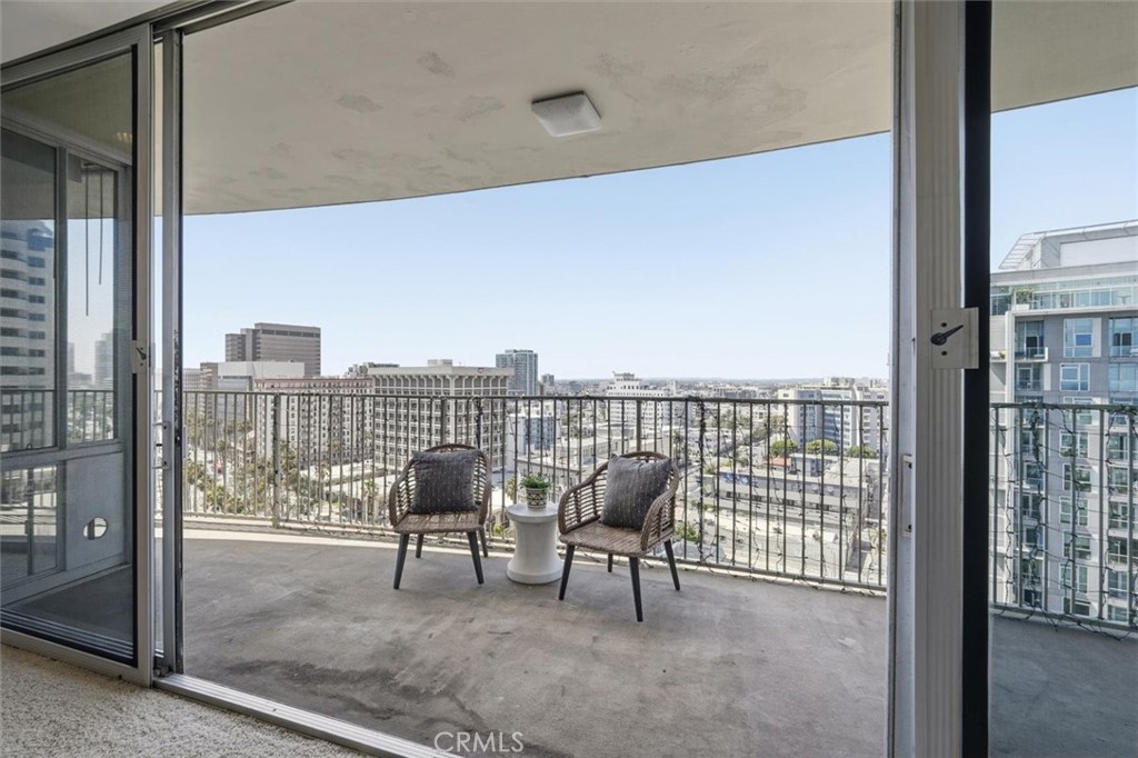 700 E Ocean Boulevard 2002