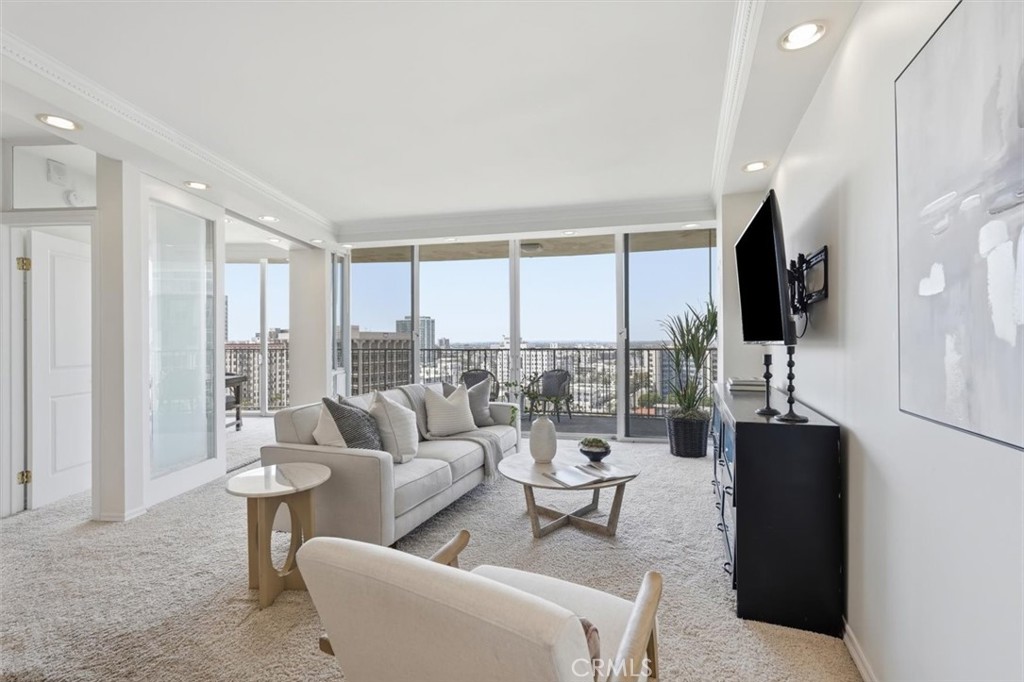 700 E Ocean Boulevard 2002