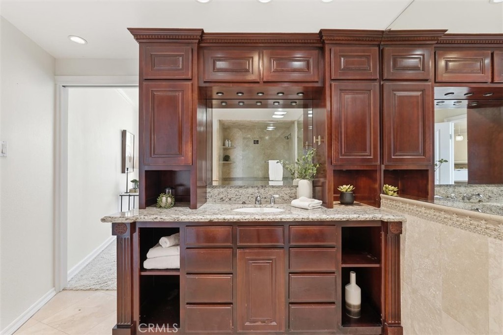 700 E Ocean Boulevard 2002