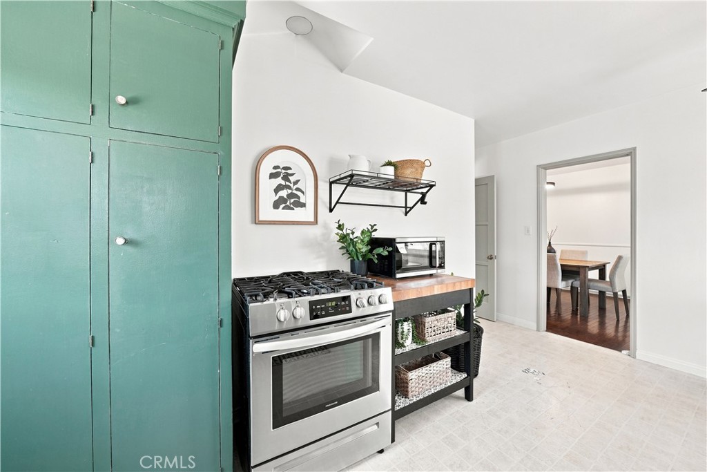 528 W Burnett
