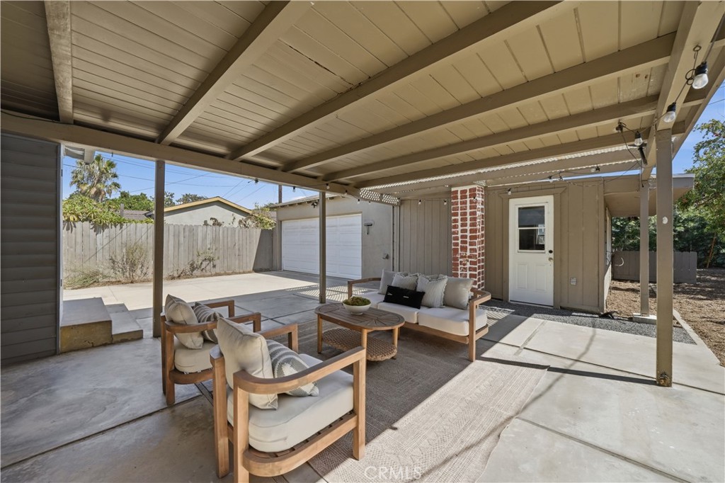 528 W Burnett