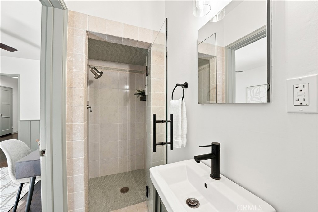 528 W Burnett
