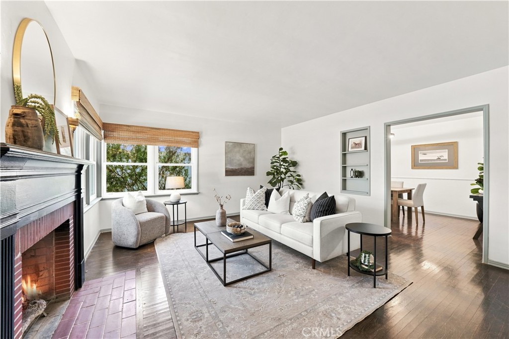 528 W Burnett