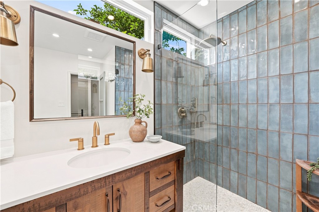 528 W Burnett