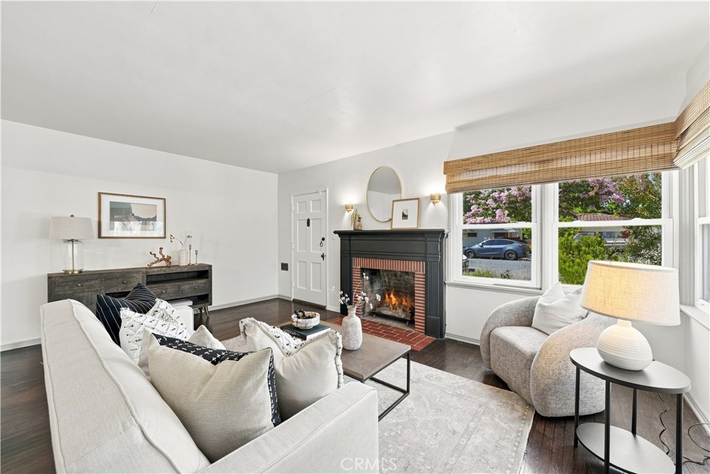 528 W Burnett