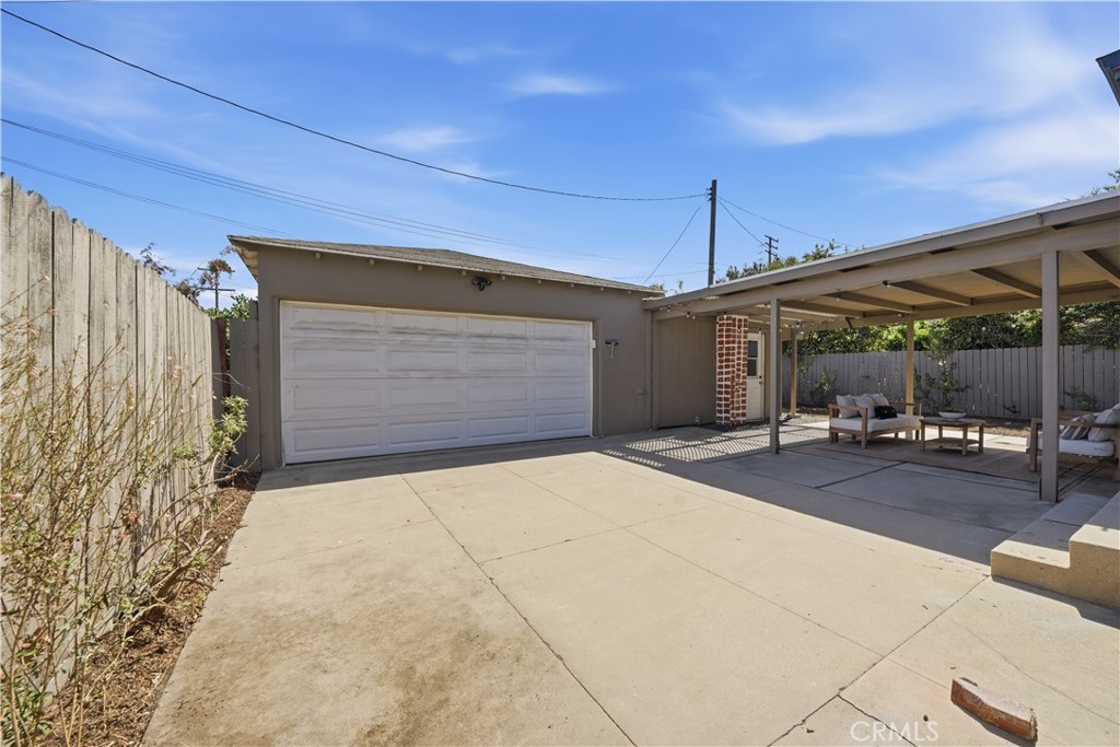 528 W Burnett
