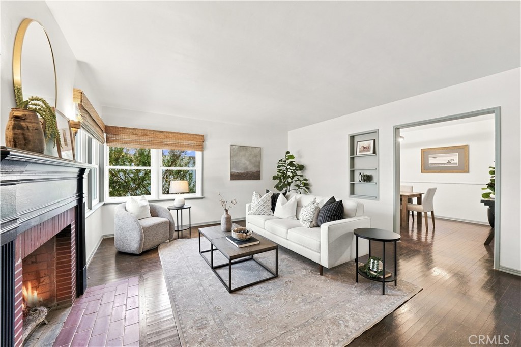 528 W Burnett