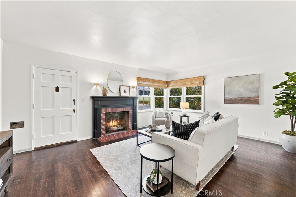 528 W Burnett