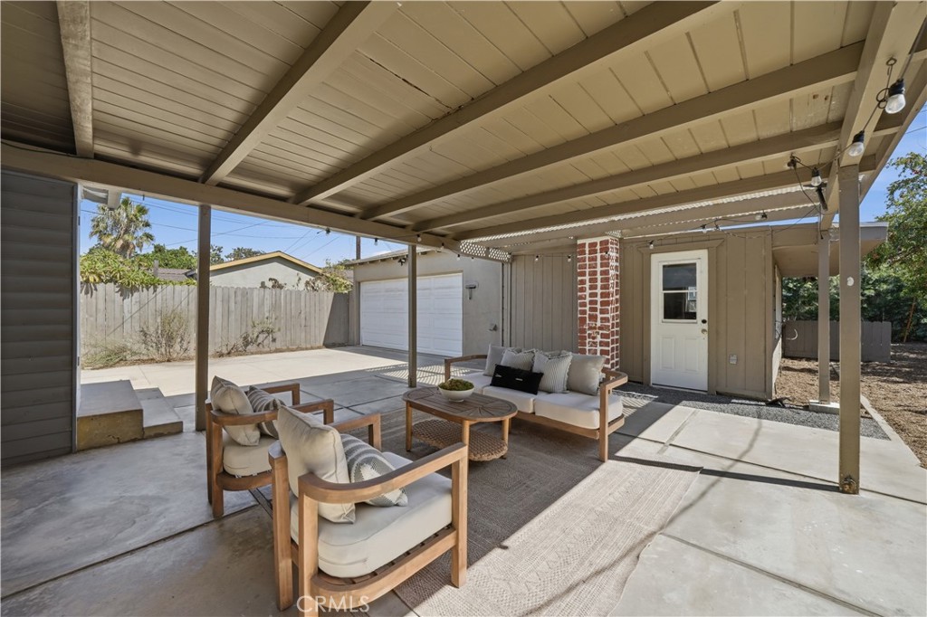 528 W Burnett