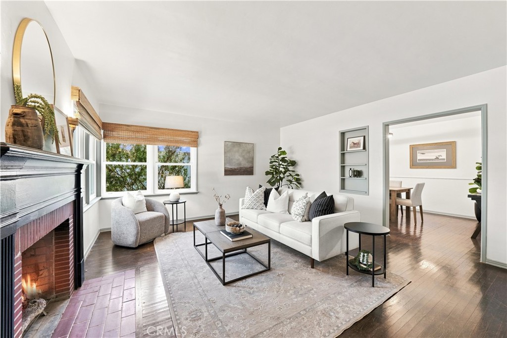 528 W Burnett