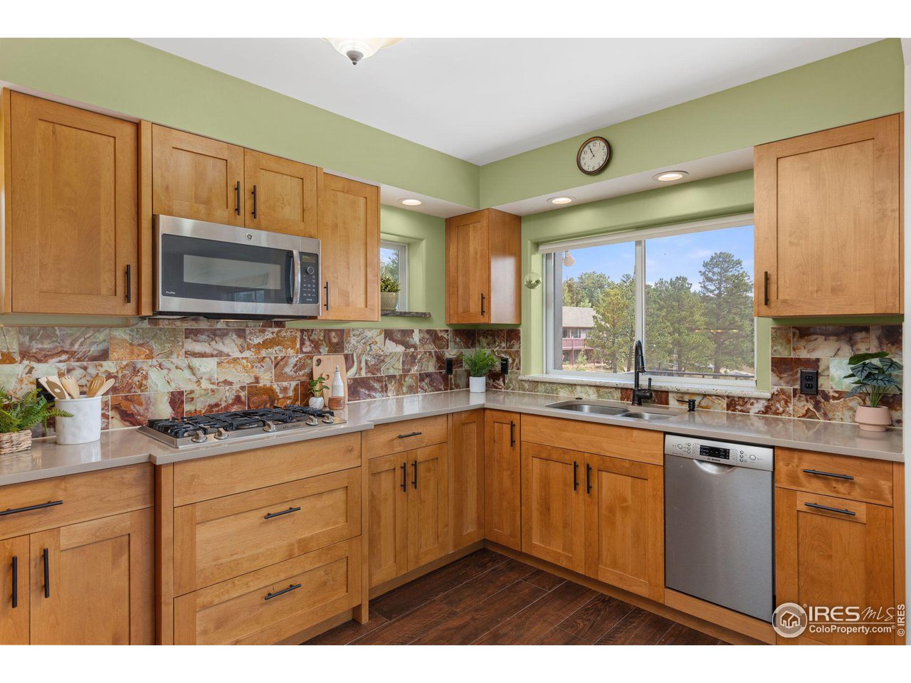 118 W 6th St