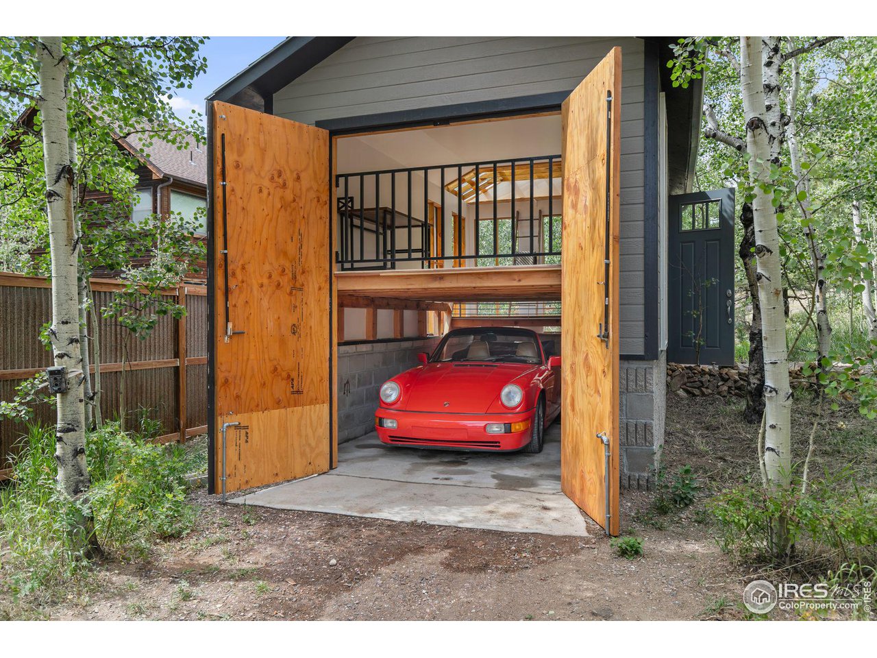 118 W 6th St