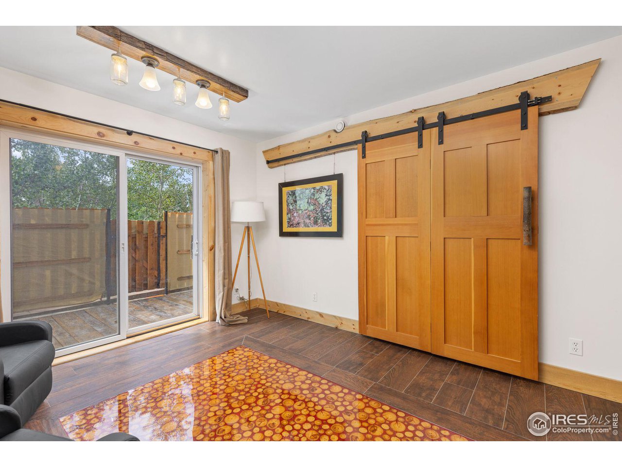 118 W 6th St