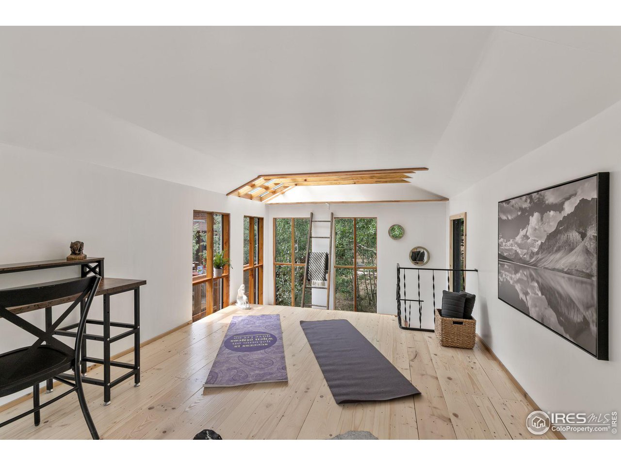 118 W 6th St