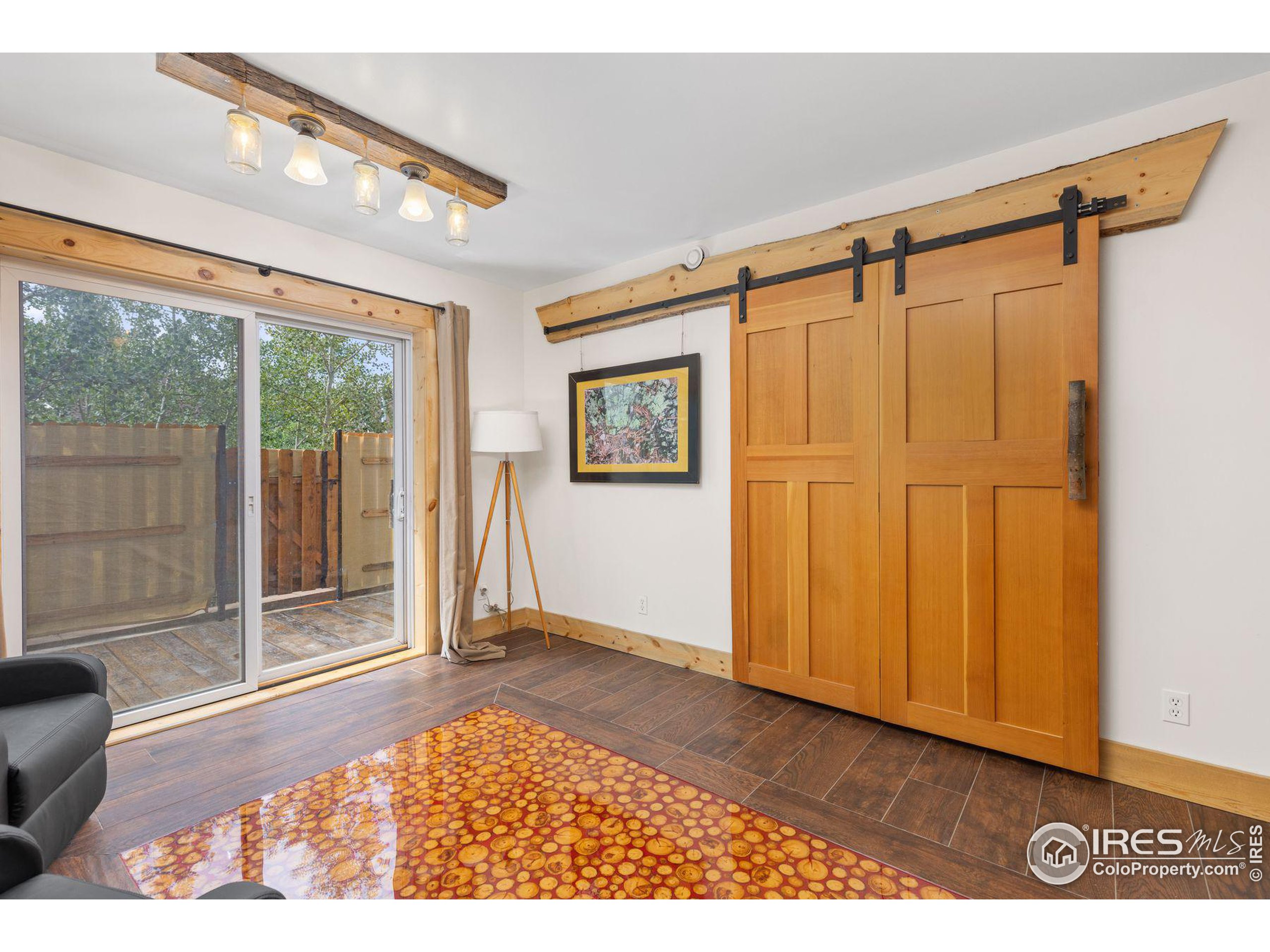 118 W 6th St