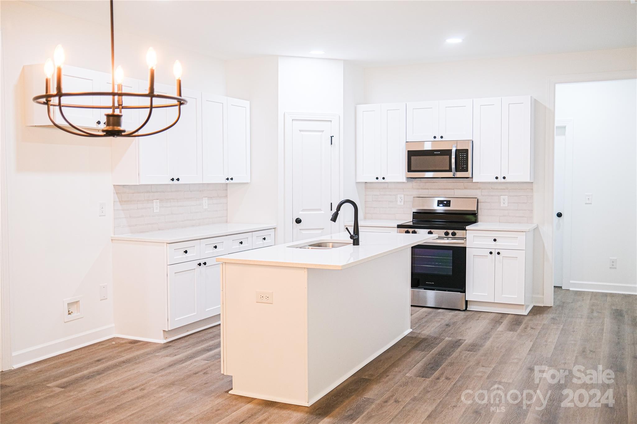 542 Castlewood Circle